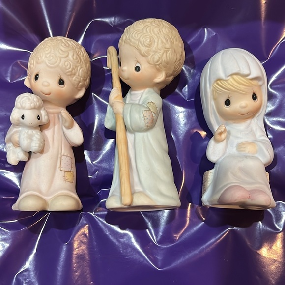Precious Moments Come Let Us Adore Him Nativity Set - Picture 2 of 7